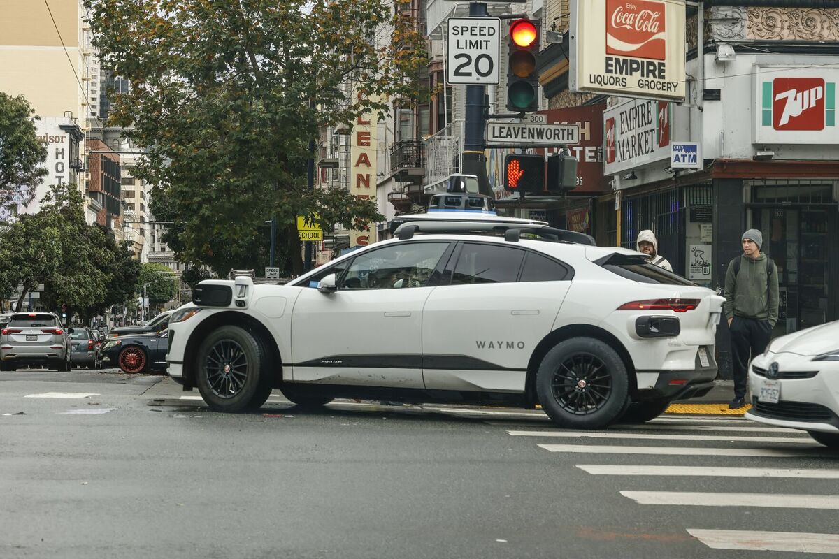 SPEED
LIMIT
20

300
LEAVENWORTH

Coca-Cola

EMPIRE
LIQUORS GROCERY

7UP

EMPIRE
MARKET

ATM

WAYMO

SCHOOL